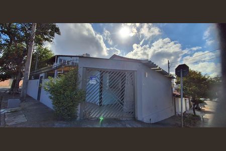 Casa à venda com 193m², 3 quartos e 3 vagas Casa à venda com 193m², 3 quartos e 3 vagasFachada