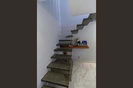 Apartamento à venda com 100m², 2 quartos e 1 vagaEscada