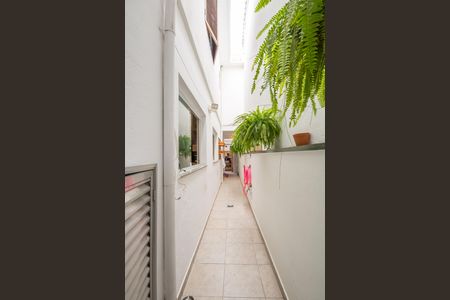 Casa à venda com 272m², 4 quartos e 2 vagas Casa à venda com 272m², 4 quartos e 2 vagasCorredor Lateral