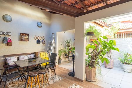 Casa de condomínio à venda com 180m², 3 quartos e 2 vagas Casa de condomínio à venda com 180m², 3 quartos e 2 vagasQuintal