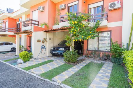 Casa de condomínio à venda com 180m², 3 quartos e 2 vagas Casa de condomínio à venda com 180m², 3 quartos e 2 vagasFachada