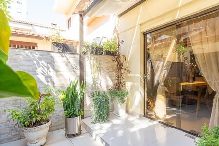 Casa de condomínio à venda com 180m², 3 quartos e 2 vagas Casa de condomínio à venda com 180m², 3 quartos e 2 vagasQuintal