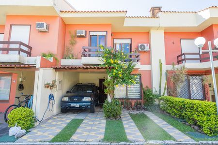 Casa de condomínio à venda com 180m², 3 quartos e 2 vagas Casa de condomínio à venda com 180m², 3 quartos e 2 vagasFachada