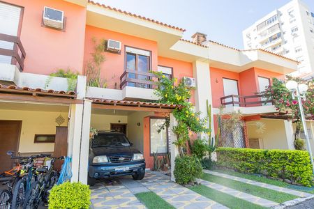 Casa de condomínio à venda com 180m², 3 quartos e 2 vagas Casa de condomínio à venda com 180m², 3 quartos e 2 vagasFachada