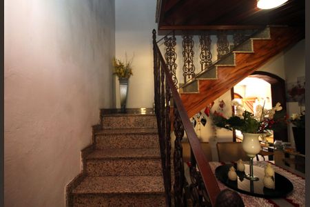 Casa à venda com 150m², 3 quartos e 4 vagasEscada da Sala 