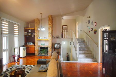 Casa à venda com 320m², 4 quartos e 5 vagasSala