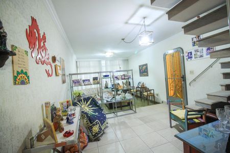 Casa à venda com 180m², 3 quartos e 4 vagas Casa à venda com 180m², 3 quartos e 4 vagasSala