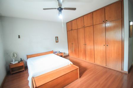 Casa à venda com 180m², 3 quartos e 4 vagas Casa à venda com 180m², 3 quartos e 4 vagasQuarto