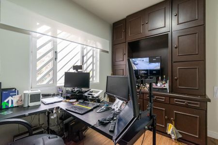 Casa à venda com 230m², 4 quartos e 2 vagas Casa à venda com 230m², 4 quartos e 2 vagasEscritório