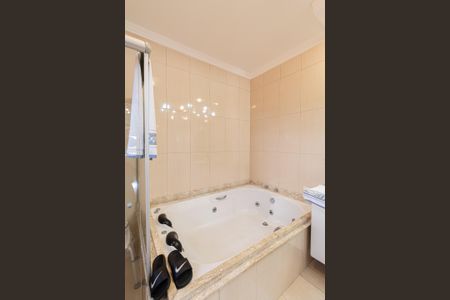 Casa à venda com 350m², 4 quartos e 6 vagasBanheiro Suíte 1