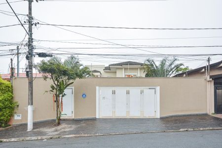 Casa à venda com 360m², 4 quartos e 4 vagas Casa à venda com 360m², 4 quartos e 4 vagasFachada
