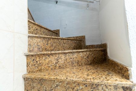 Casa de condomínio à venda com 60m², 2 quartos e 1 vaga Casa de condomínio à venda com 60m², 2 quartos e 1 vagaEscada