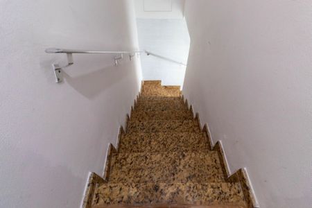 Casa de condomínio à venda com 60m², 2 quartos e 1 vaga Casa de condomínio à venda com 60m², 2 quartos e 1 vagaEscada