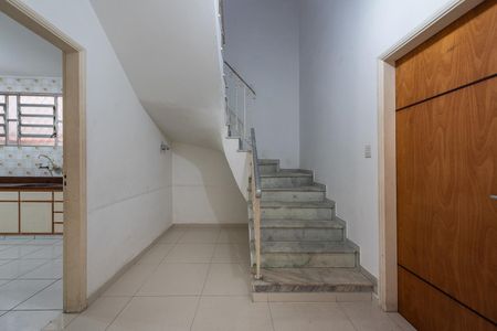 Casa para alugar com 150m², 3 quartos e 2 vagasEscada