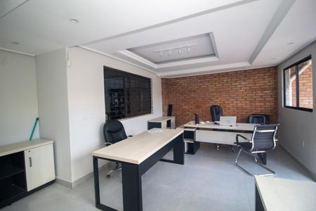 Casa à venda com 280m², 3 quartos e 2 vagas Casa à venda com 280m², 3 quartos e 2 vagasEscritório