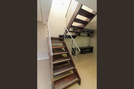 Casa de condomínio à venda com 175m², 3 quartos e 2 vagas Casa de condomínio à venda com 175m², 3 quartos e 2 vagasEscada