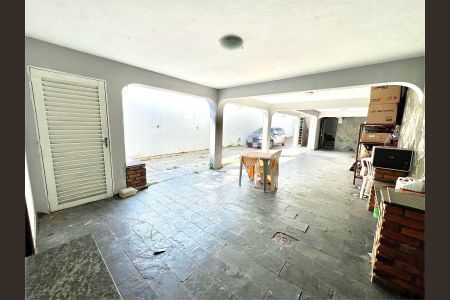 Casa à venda com 188m², 4 quartos e 6 vagas Casa à venda com 188m², 4 quartos e 6 vagasÁrea Externa - Piso Inferior