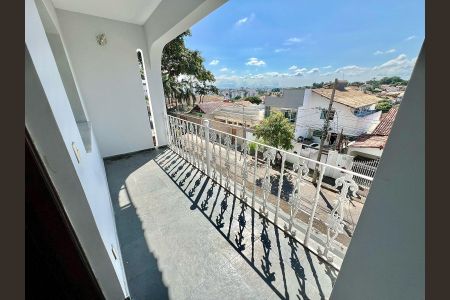 Casa à venda com 188m², 4 quartos e 6 vagas Casa à venda com 188m², 4 quartos e 6 vagasVaranda da Sala