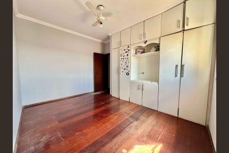 Casa à venda com 188m², 4 quartos e 6 vagas Casa à venda com 188m², 4 quartos e 6 vagasQuarto 1