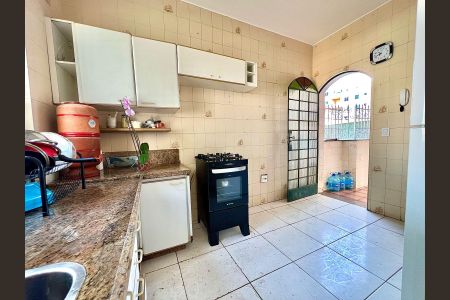 Casa à venda com 188m², 4 quartos e 6 vagas Casa à venda com 188m², 4 quartos e 6 vagasCozinha