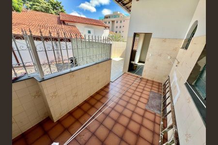 Casa à venda com 188m², 4 quartos e 6 vagas Casa à venda com 188m², 4 quartos e 6 vagasÁrea Externa - Serviço