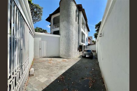 Casa à venda com 188m², 4 quartos e 6 vagas Casa à venda com 188m², 4 quartos e 6 vagasGaragem