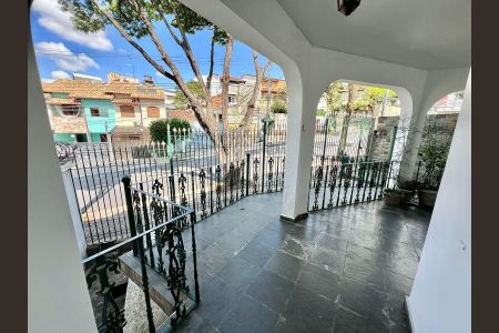 Casa à venda com 188m², 4 quartos e 6 vagas Casa à venda com 188m², 4 quartos e 6 vagasÁrea Externa - Frente Casa