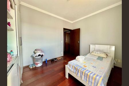 Casa à venda com 188m², 4 quartos e 6 vagas Casa à venda com 188m², 4 quartos e 6 vagasQuarto 2