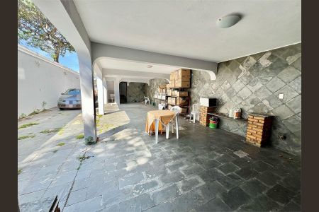 Casa à venda com 188m², 4 quartos e 6 vagas Casa à venda com 188m², 4 quartos e 6 vagasÁrea Externa - Piso Inferior