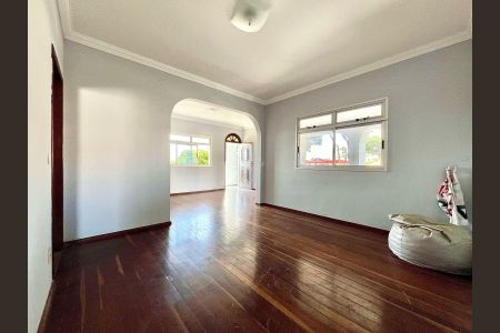 Casa à venda com 188m², 4 quartos e 6 vagas Casa à venda com 188m², 4 quartos e 6 vagasSala