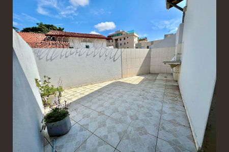 Casa à venda com 188m², 4 quartos e 6 vagas Casa à venda com 188m², 4 quartos e 6 vagasÁrea Externa - Serviço