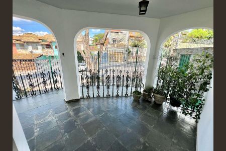 Casa à venda com 188m², 4 quartos e 6 vagas Casa à venda com 188m², 4 quartos e 6 vagasÁrea Externa - Frente Casa