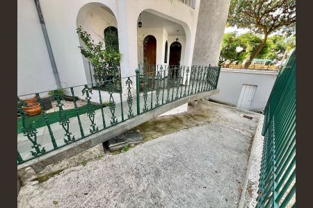 Casa à venda com 188m², 4 quartos e 6 vagas Casa à venda com 188m², 4 quartos e 6 vagasÁrea Externa - Frente Casa