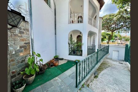 Casa à venda com 188m², 4 quartos e 6 vagas Casa à venda com 188m², 4 quartos e 6 vagasÁrea Externa - Frente Casa