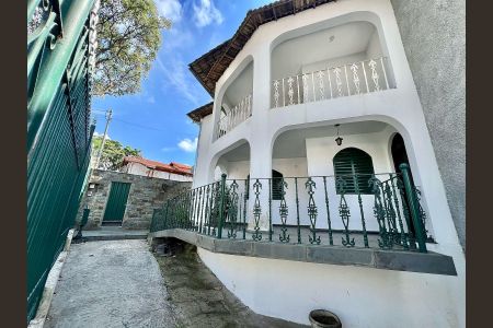 Casa à venda com 188m², 4 quartos e 6 vagas Casa à venda com 188m², 4 quartos e 6 vagasÁrea Externa - Frente Casa