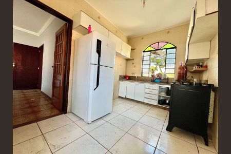 Casa à venda com 188m², 4 quartos e 6 vagas Casa à venda com 188m², 4 quartos e 6 vagasCozinha