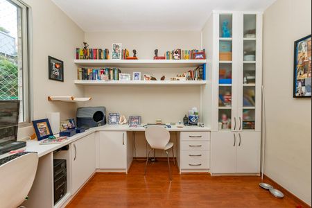 Apartamento à venda com 210m², 4 quartos e 3 vagasQuarto 2