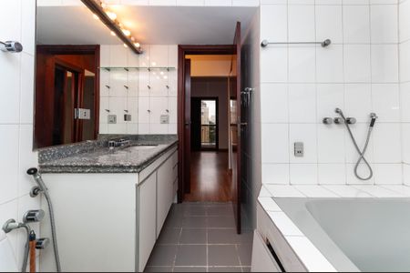 Apartamento à venda com 215m², 4 quartos e 3 vagas Apartamento à venda com 215m², 4 quartos e 3 vagasBanheiro  Suíte 2