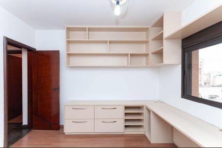 Apartamento à venda com 215m², 4 quartos e 3 vagas Apartamento à venda com 215m², 4 quartos e 3 vagasEscritório