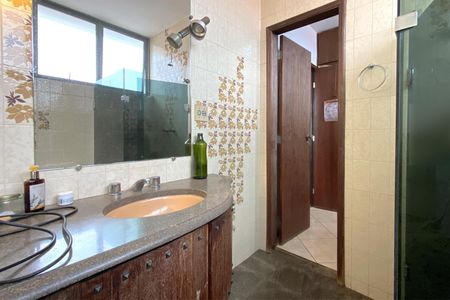 Casa à venda com 345m², 6 quartos e 4 vagasBanheiro da Suíte 1