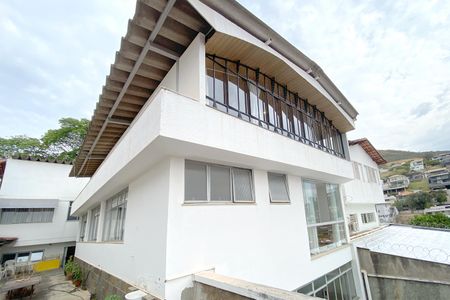 Casa à venda com 345m², 6 quartos e 4 vagasFachada da casa