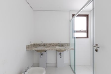 Apartamento à venda com 178m², 3 quartos e 2 vagas Apartamento à venda com 178m², 3 quartos e 2 vagasBanheiro da Suíte 1