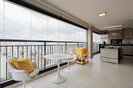 Apartamento à venda com 163m², 3 quartos e 3 vagas Apartamento à venda com 163m², 3 quartos e 3 vagasVaranda gourmet