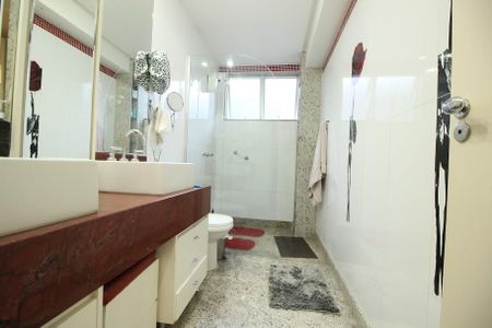 Apartamento à venda com 214m², 4 quartos e 2 vagasBanheiro da Suíte