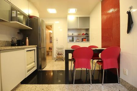 Apartamento à venda com 214m², 4 quartos e 2 vagasCozinha