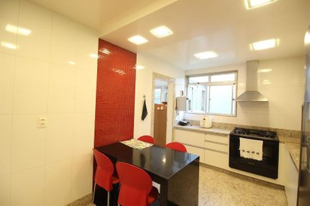Apartamento à venda com 214m², 4 quartos e 2 vagasCozinha