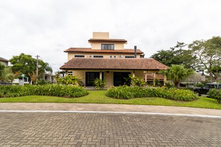 Casa de condomínio para alugar com 455m², 4 quartos e 2 vagas Casa de condomínio para alugar com 455m², 4 quartos e 2 vagasFachada
