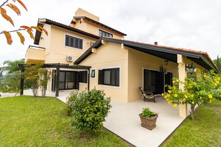 Casa de condomínio para alugar com 455m², 4 quartos e 2 vagas Casa de condomínio para alugar com 455m², 4 quartos e 2 vagasFachada