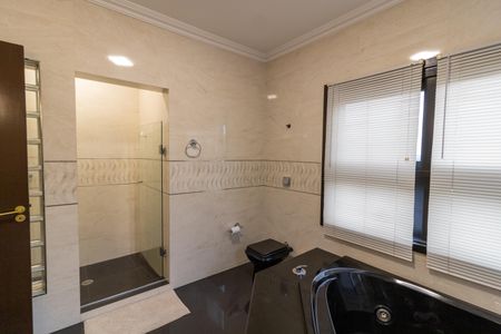 Casa de condomínio para alugar com 455m², 4 quartos e 2 vagas Casa de condomínio para alugar com 455m², 4 quartos e 2 vagasBanheiro da Suíte