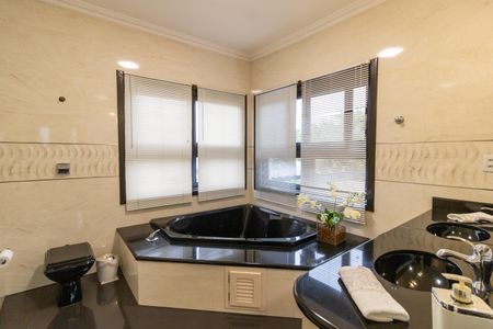 Casa de condomínio para alugar com 455m², 4 quartos e 2 vagas Casa de condomínio para alugar com 455m², 4 quartos e 2 vagasBanheiro da Suíte